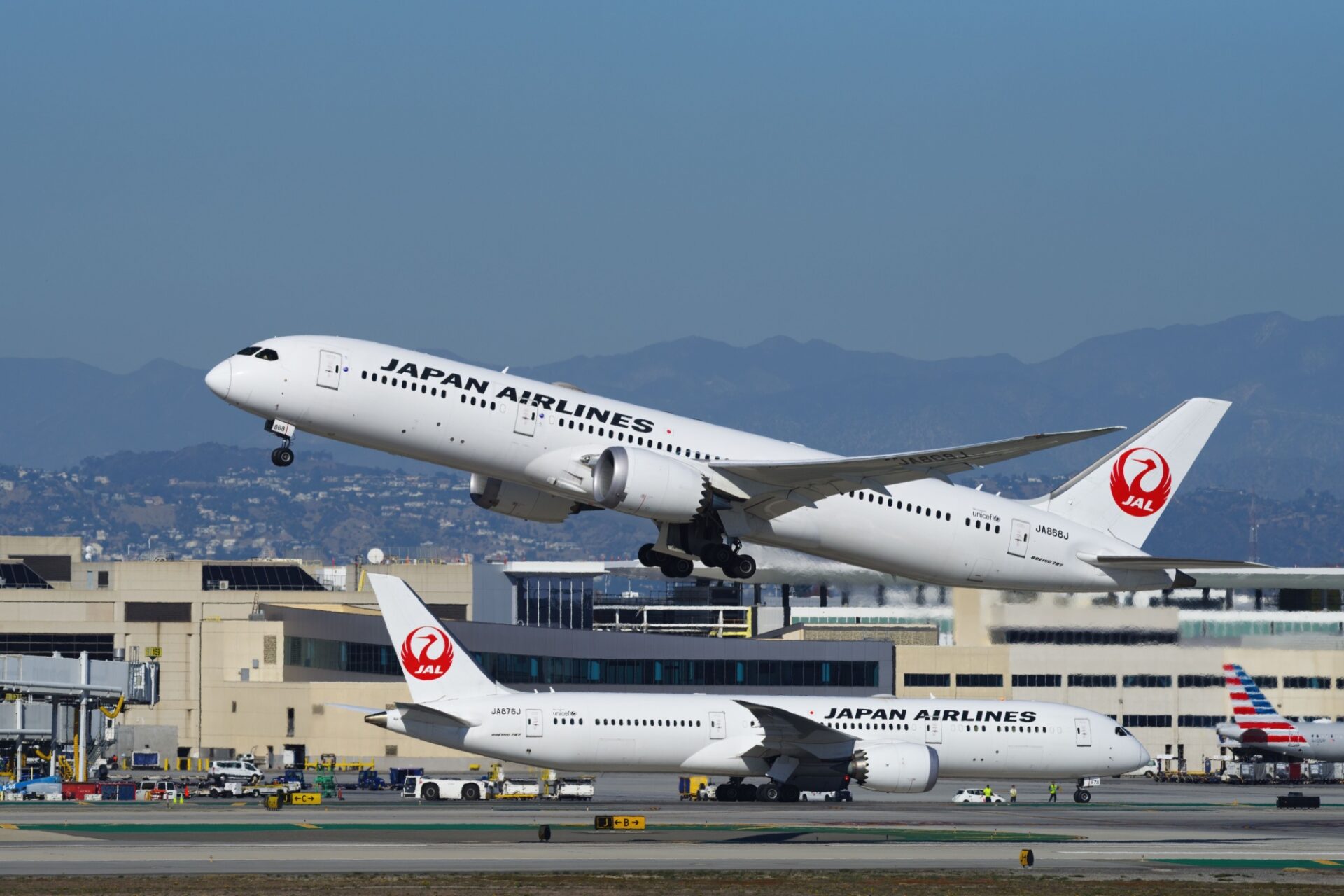 Ejecutivos de Japan Airlines enfrentan recorte salarial por incidente de pilotos ebrios