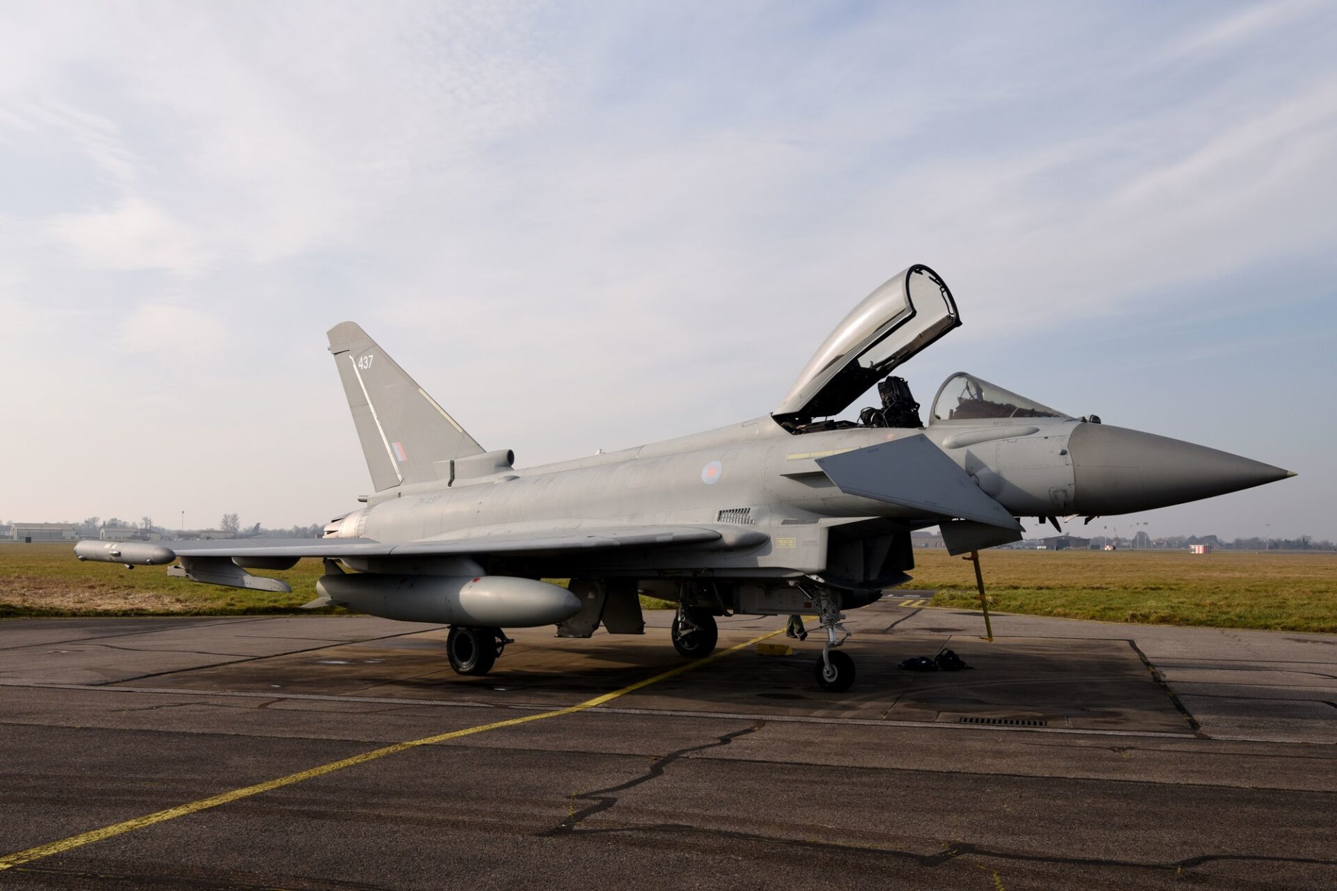 Un Vuelo Peligroso: El Typhoon de la RAF Aterriza con Éxito tras Eyectar la Cubierta en Emergencia