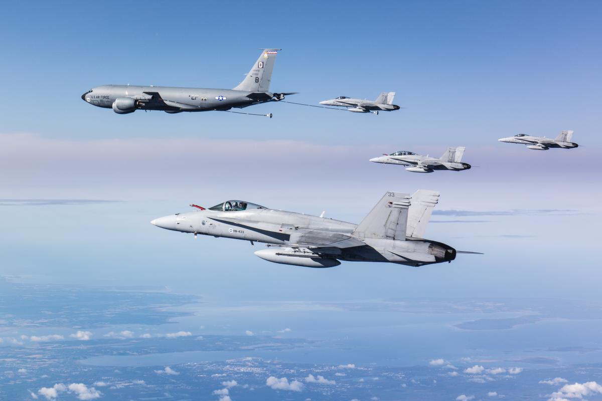 Finnish Hornets Refuel with USAF KC-135: Implicaciones y Avances en la Aviación Militar