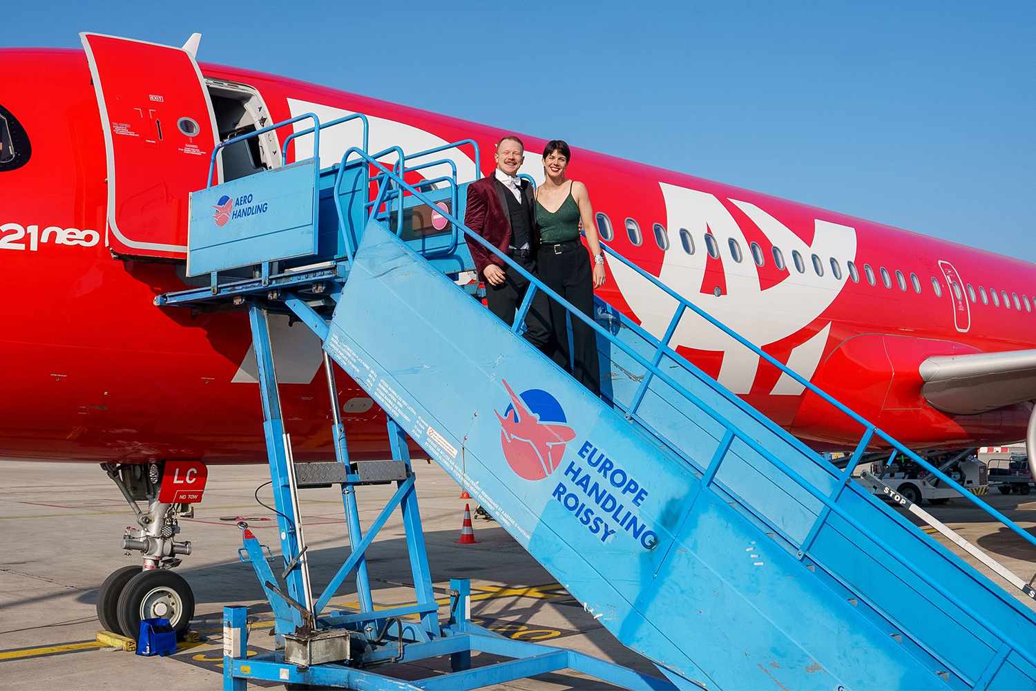 Una Boda a Alturas: La Inédita Ceremonia Aérea de PLAY en Vuelo a París