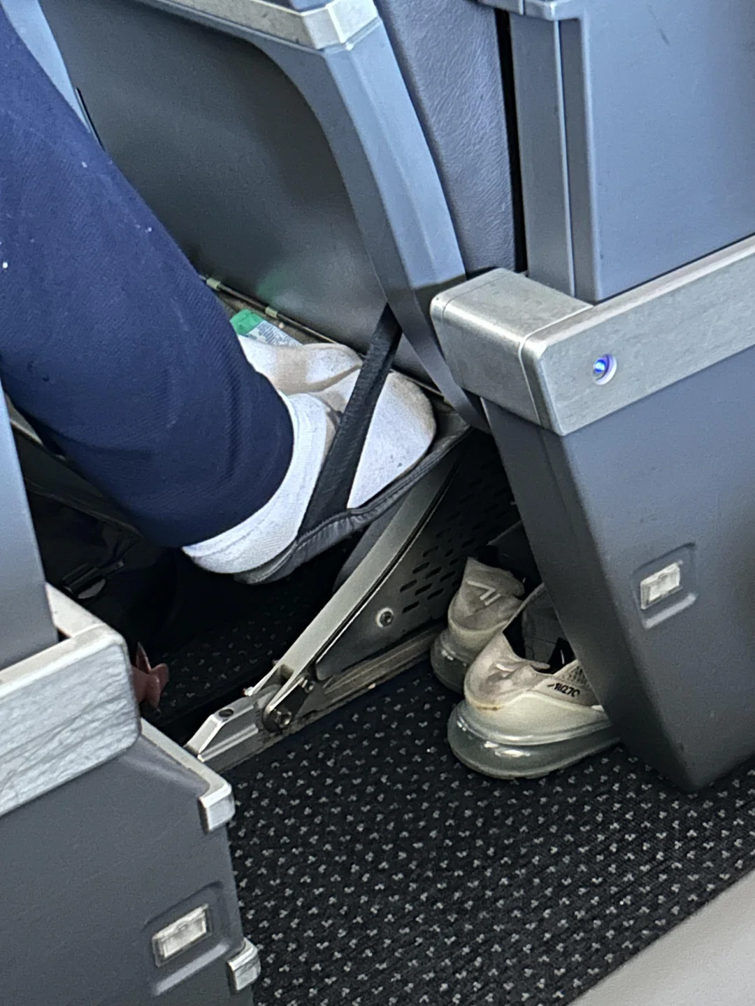 Pasajero Destroza Asiento de Clase Ejecutiva de American Airlines: Un Reflejo de la Decadencia en la Aviación