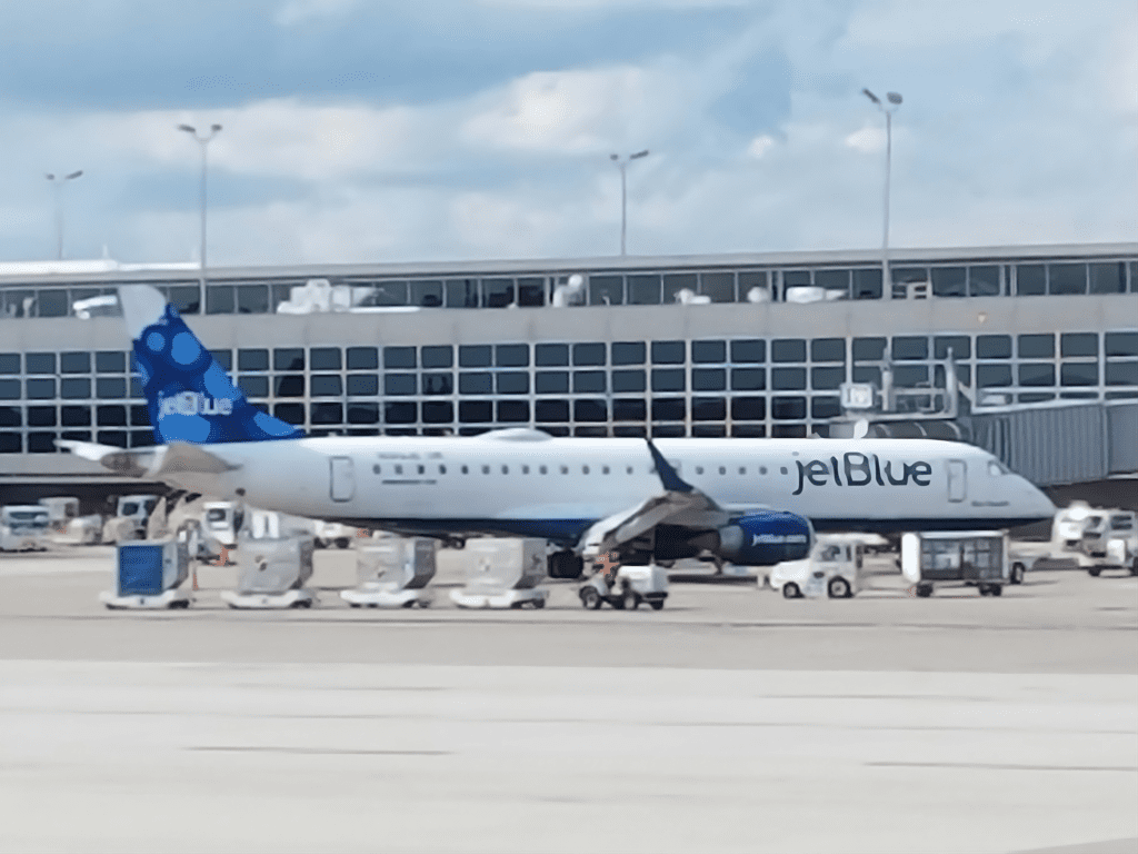 Piloto de JetBlue Retirado de la Cabina Minutos Antes de Vuelo a París, Arrestado por Explotación Infantil: Implicaciones para la Aviación