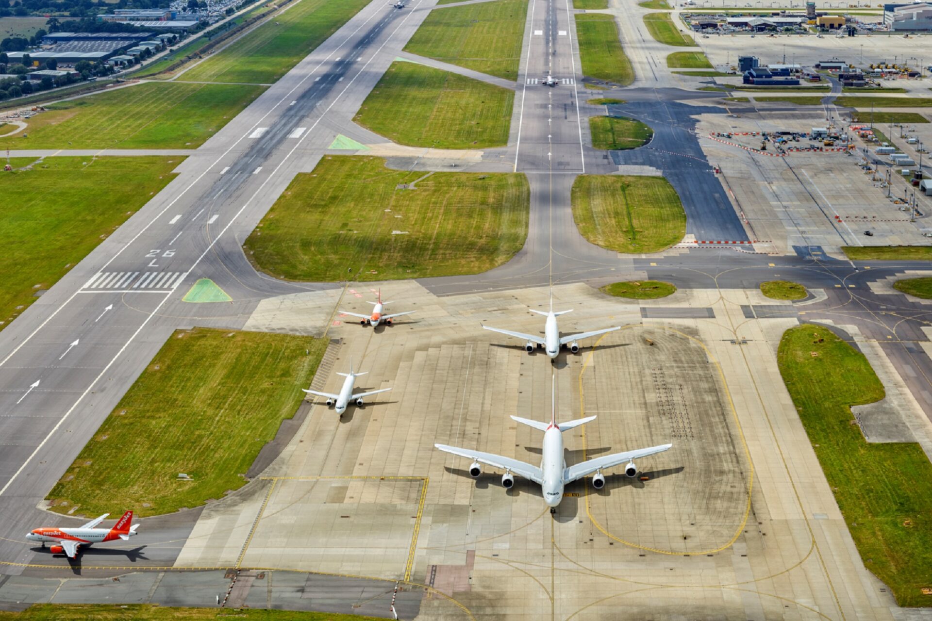 Gatwick Avanza Hacia la Activación de su Segunda Pista: Implicaciones y Desafíos para la Aviación Global