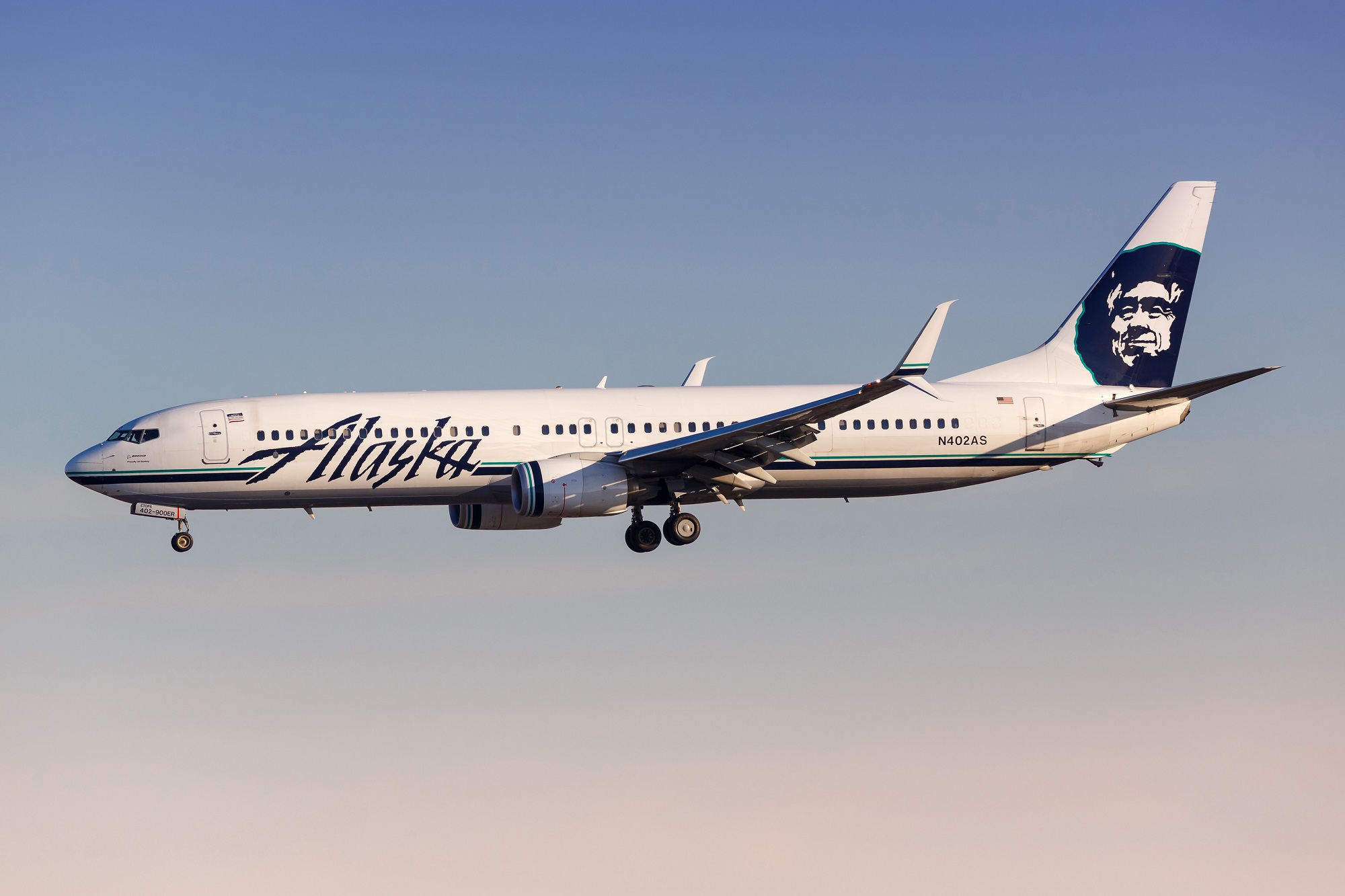 Alaska Airlines Flight Attendants Ratify Innovador Contrato de Tres Años: Implicaciones y Tendencias en la Aviación