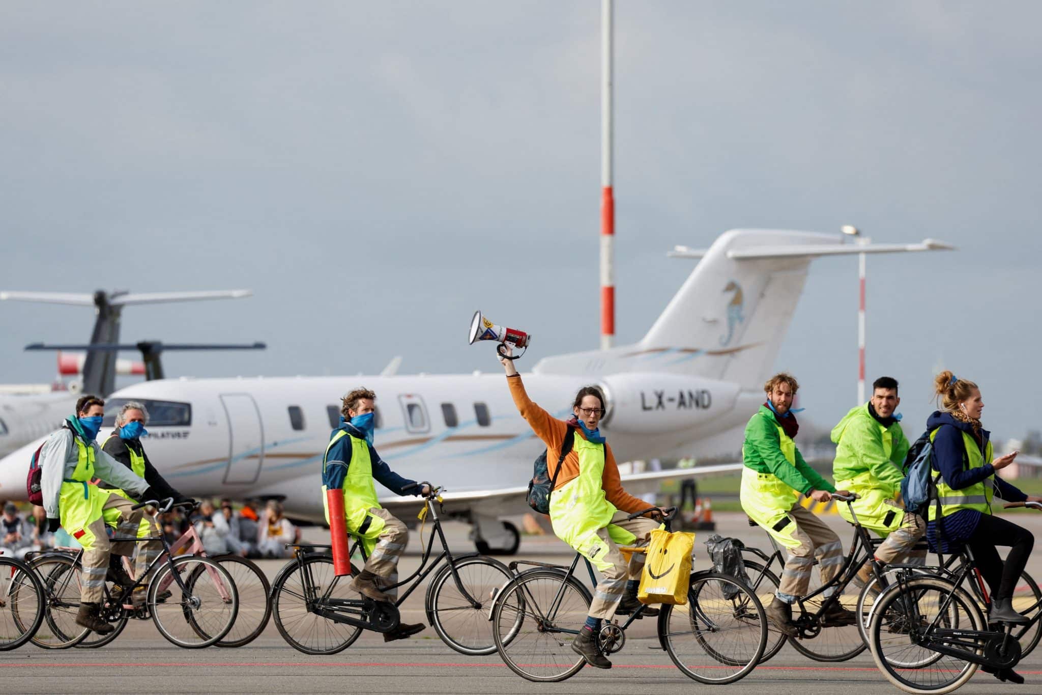 Activistas climáticos detenidos en protesta en el Aeropuerto Schiphol: Implicaciones para la Aviación