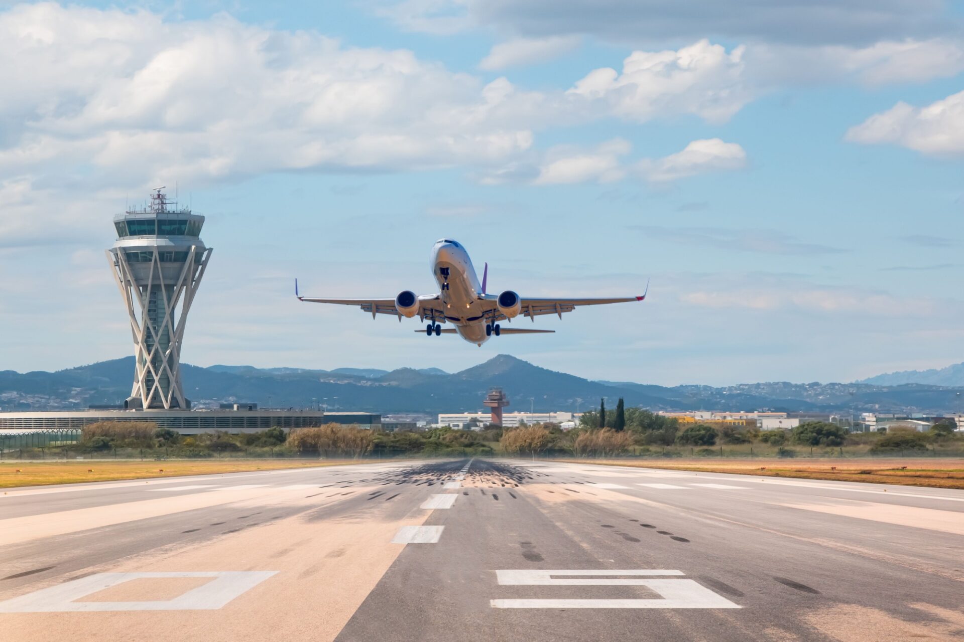 FAA Instalará Dispositivo de Incursión en Pista en 74 Torres de Control: Un Paso Crucial para la Seguridad Aeronáutica