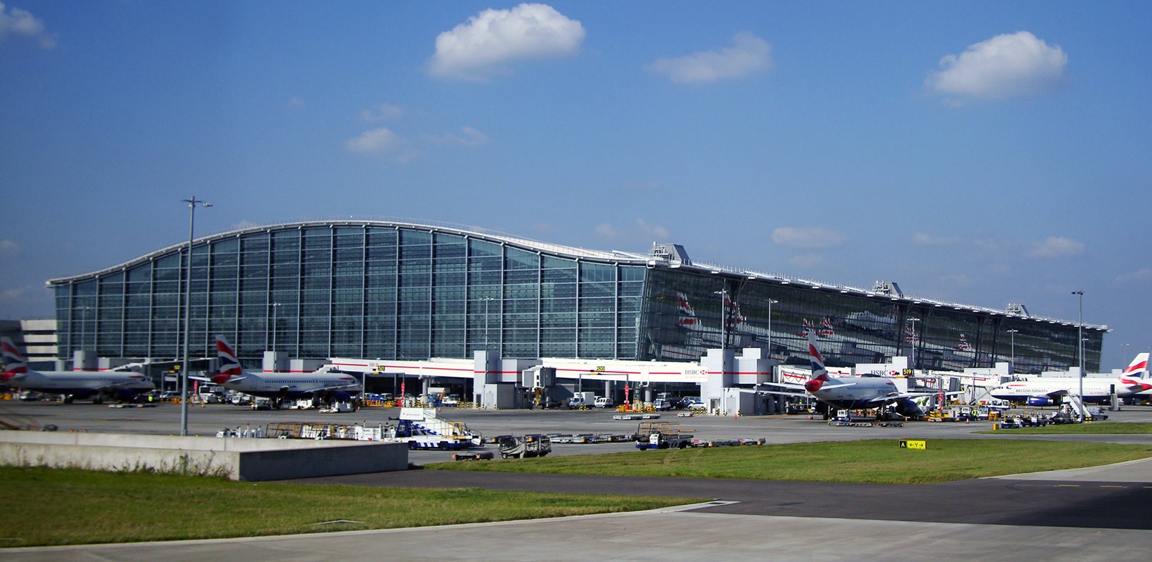 Incendio en Heathrow: Apagón y Cierre del Aeropuerto Dejan Más de 100,000 Pasajeros Atrapados Mundialmente