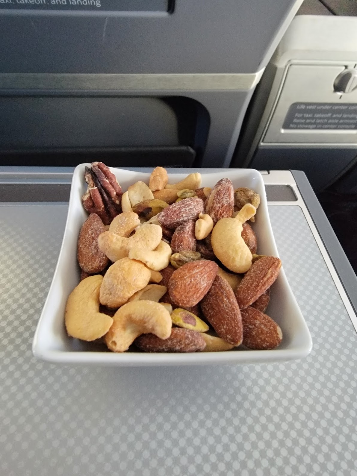 La Persistencia de las Nueces Calientes en la Clase Ejecutiva: ¿Lujo o Simplemente Obsoleto?