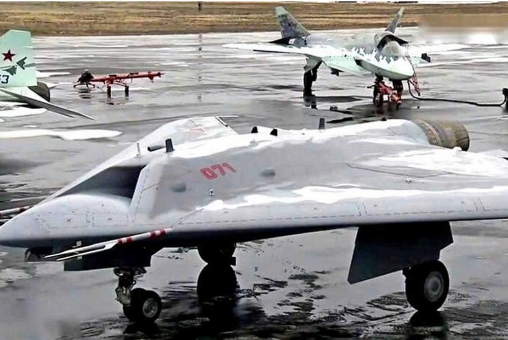 Rusia Preparada para Desplegar el Avión No Tripulado Furtivo Okhotnik junto al Avión de Combate Su-57