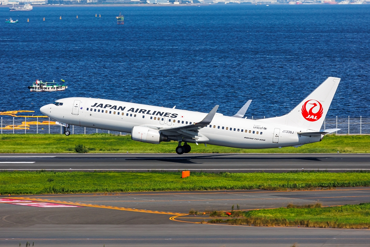Incidente en Tokyo: JAL Boeing 737 Se Alinea con Luces de Borda de Pista y Aborta Despegue